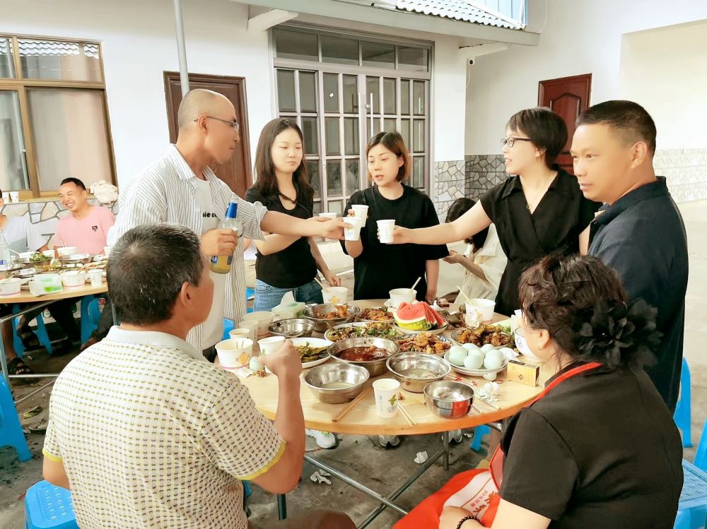 端午佳節(jié)即將來臨之際 四川博水環(huán)保 主管團(tuán)隊(duì) 攜節(jié)日禮品 ，向駐扎眉山工業(yè)園區(qū)污水處理廠項(xiàng)目駐地員工，送上深切的慰問和關(guān)懷